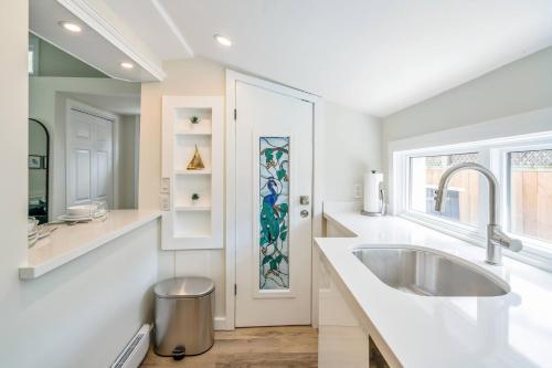 Ένα μπάνιο στο Top 5% Tiny Home by River/Lake in Old Town NOTL