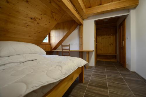 Giường trong phòng chung tại Chata pod Červenou studňou