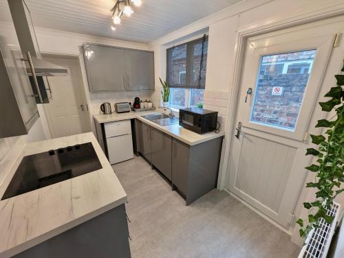 The Heritage Hideaway - King bed, Free parking, Walk to c-centre & Hospital photo 11