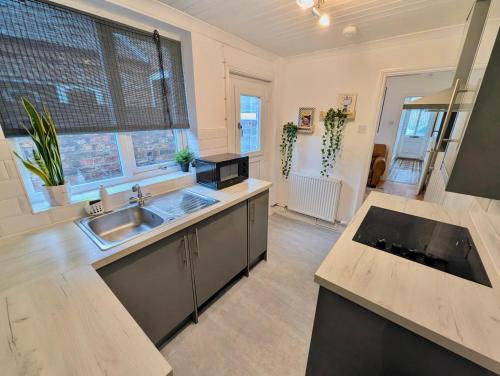 The Heritage Hideaway - King bed, Free parking, Walk to c-centre & Hospital photo 6