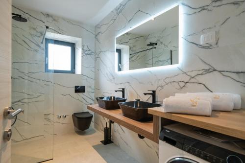 a bathroom with two sinks and a mirror at Villa Nene in Pićan