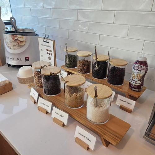 Kuchyň nebo kuchyňský kout v ubytování Fairfield by Marriott Inn & Suites Charleston Downtown