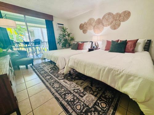 Postel nebo postele na pokoji v ubytování Kona Islander Inn Condos