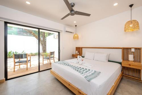 ein Schlafzimmer mit großem Bett und Balkon in der Unterkunft Casa Peace with salt water pool 4BR 4BR in Tamarindo