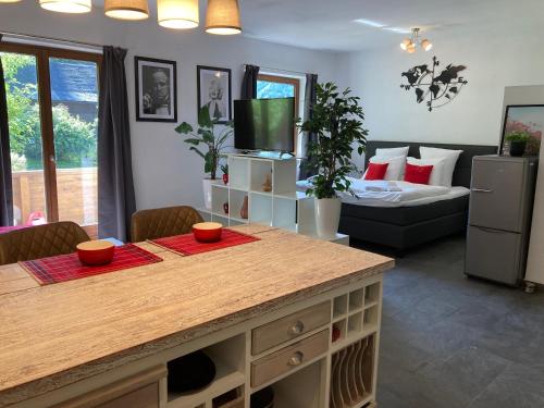 Postel nebo postele na pokoji v ubytování Ferienwohnung Studio Seebrauer In Feld Am See