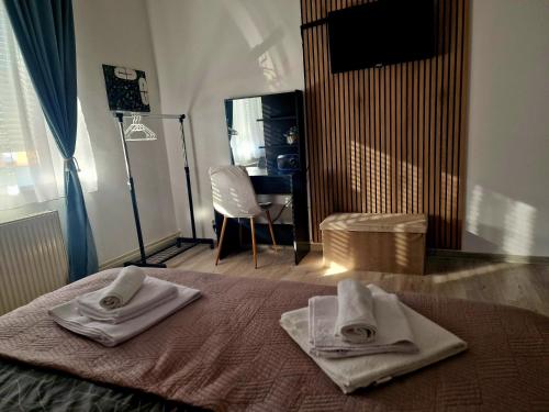 a bedroom with two towels on a bed at Apartman Relax in Slavonski Brod