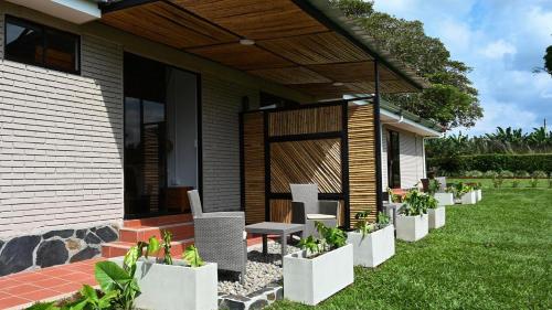 Κήπος έξω από το Brisas del Roble