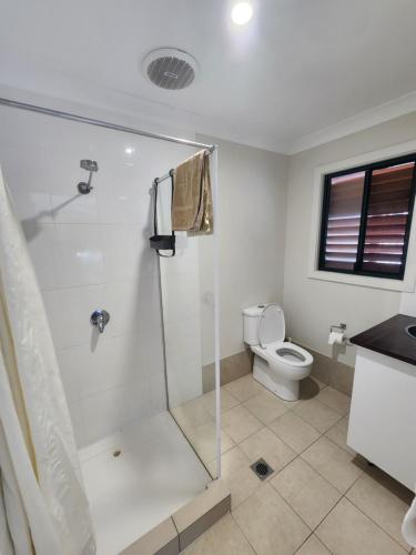 un baño con ducha y WC en T's Resort & Motel, en Port Macquarie