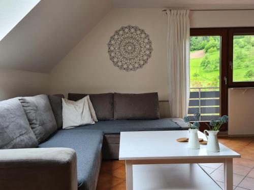 una sala de estar con un sofá y una mesa en Haus Wolter, en Biberach bei Offenburg
