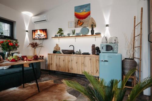 een keuken met een koelkast en een magnetron. bij Heavens Embrace - ateliér pri Slovenskom raji in Smižany