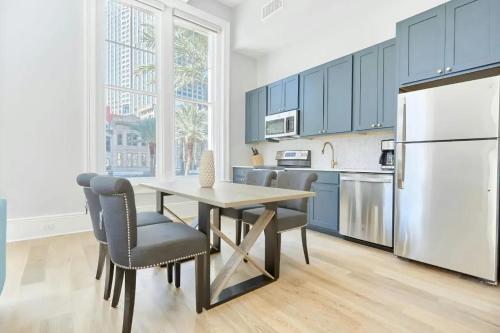 Kuchyň nebo kuchyňský kout v ubytování The Canal Street Apartments by AvantStay