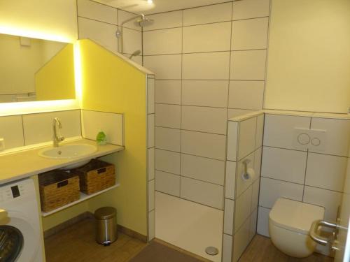 ein kleines Badezimmer mit Toilette und Waschbecken in der Unterkunft Ferienwohnung Paula in Sankt Johann
