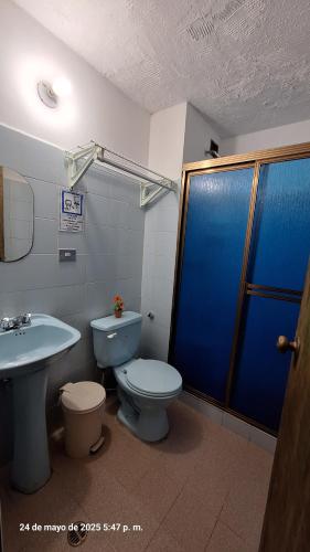 MéridaにあるApartamento Caribayのトイレ、洗面台、シャワー付きのバスルーム