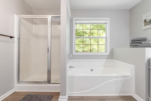 Koupelna v ubytování 5-Bed Gem Close to Duluth Fun Sleeps 16