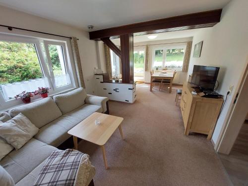 een woonkamer met een bank en een tafel bij Fewo Am Skihang Eg in Eibenstock