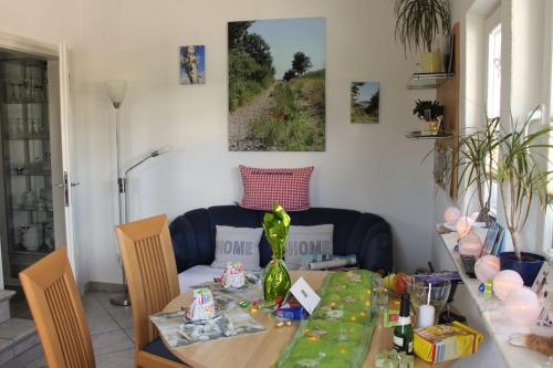 ein Esszimmer mit Tisch und Couch in der Unterkunft Gemütliche Maisonette-Wohnung mit Fußbodenheizung in Berndorf