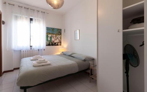 une chambre avec un lit avec des serviettes dessus dans l'établissement Casa Almyrà Costa dei trabocchi, à Fossacesia