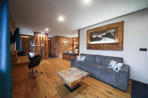 ハルラホフにあるPension U Studnyのソファとテーブルのあるリビングルーム