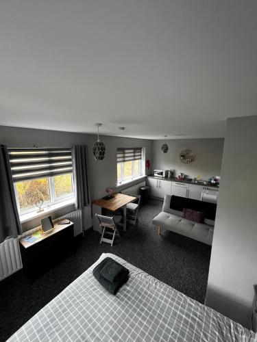 Postel nebo postele na pokoji v ubytování Happy Airfield Studio