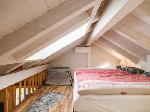 a bedroom with a bed in the attic at Apartment Steamboat Suite in See- und Bergnähe, 4 Gäste, Balkon mit Aussicht in Faulensee