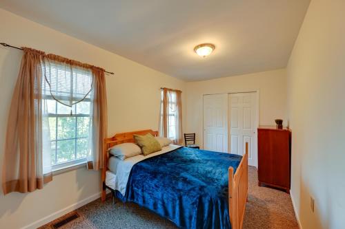 une chambre avec un lit avec une couette bleue et une fenêtre dans l'établissement Walk to Wildwood Beach Family Retreat with Yard!, à Wildwood