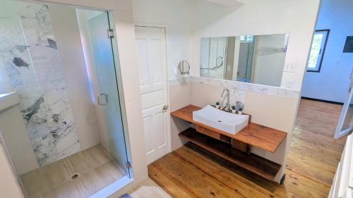 Koupelna v ubytování Six Pillars Resort