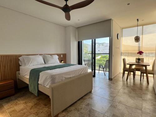 En eller flere senge i et værelse på Suite Moderna con Piscina cerca al Mar