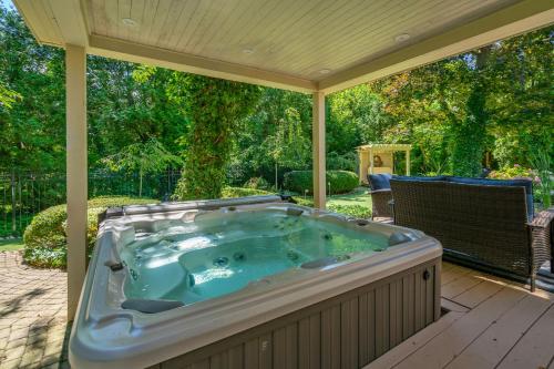 Πισίνα στο ή κοντά στο Hot Tub | Historic Home | Steps to Everything NOTL