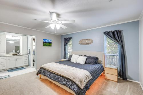 een slaapkamer met een bed en een plafondventilator bij Work, Explore and Unwind Convenient San Antonio Gem in San Antonio
