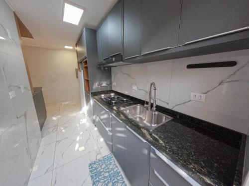 Kuchyň nebo kuchyňský kout v ubytování Apto a poucos metros do mar