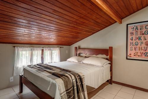 Ένα ή περισσότερα κρεβάτια σε δωμάτιο στο Casa Aconchegante e Inteligente na Cachoeira