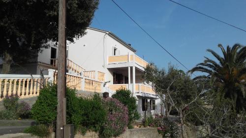Το κτήριο όπου στεγάζεται  το διαμέρισμα