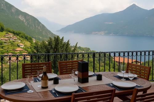 einen Holztisch mit Weingläsern und Seeblick in der Unterkunft Clubhouse in Menaggio