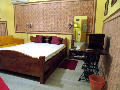 Un dormitorio con una cama, un escritorio y un espejo. en STD Kod Makse, kuca na jezeru Kraljevac, en Deliblato