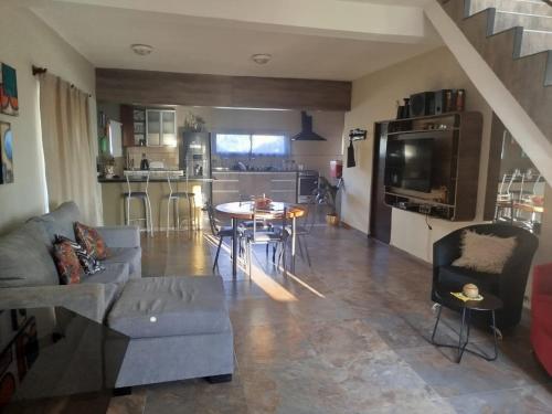 een woonkamer met een bank en een tafel bij Flor silvestre in Carpintería