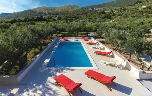 a swimming pool with lounge chairs and a swimming poolvisor at Villa Rimac In Kastel Stafilic Mit Garten, Grill in Kastel Stafilic