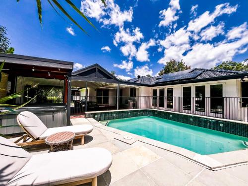 Bazén v ubytování Peaceful tropical retreat with pool, mineral spa & Games room nebo v jeho okolí