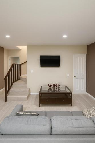 a living room with a couch and a tv at Stellarium Hotel-Valle de Guadalupe in Francisco Zarco