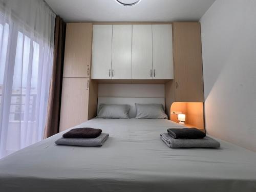 Ένα ή περισσότερα κρεβάτια σε δωμάτιο στο Azure Iris Apartment By Adriatic Living