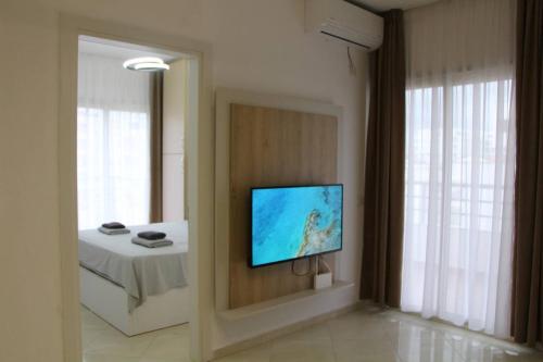 Μια τηλεόραση ή/και κέντρο ψυχαγωγίας στο Azure Iris Apartment By Adriatic Living