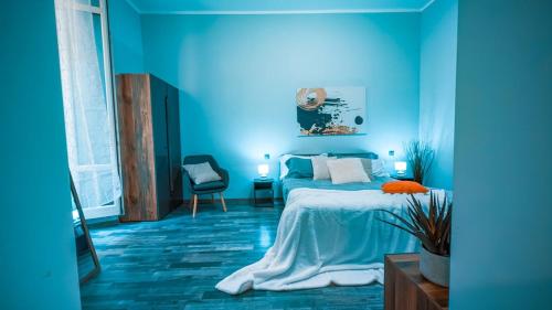 En eller flere senge i et værelse på Spacious and bright house in the center - parking