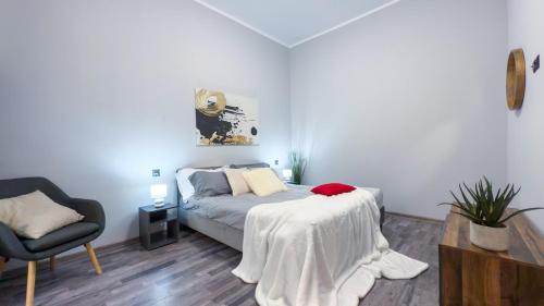 un dormitorio con una cama y una silla en Spacious and bright house in the center - parking, en Verona