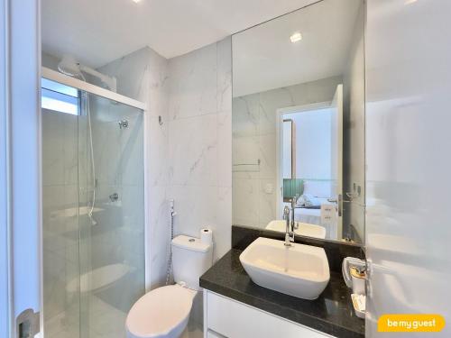 ein Badezimmer mit Waschbecken, Toilette und Dusche in der Unterkunft JSmart Dom in Fortaleza