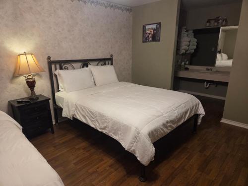 Postel nebo postele na pokoji v ubytování Burnham's Lodging