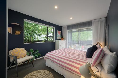 Postel nebo postele na pokoji v ubytování Home in Sunny Marlborough!