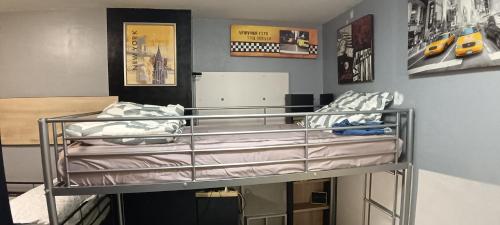 Postel nebo postele na pokoji v ubytování Bed in sharing room of 5 beds in sharing flat