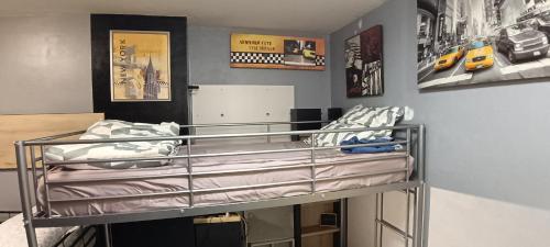 een kamer met een stapelbed in een kamer bij Chambre Privée Familiale 13m2 in Le Kremlin-Bicêtre