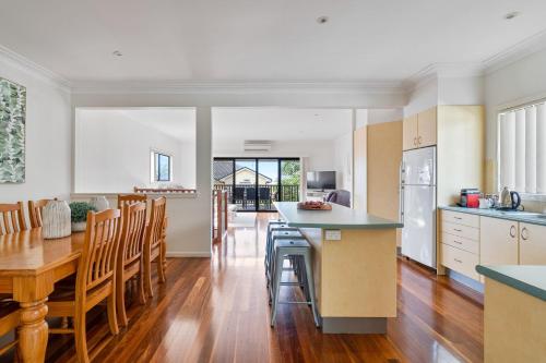 Η κουζίνα ή μικρή κουζίνα στο Frangipani At The Bay