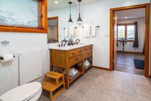 Ένα μπάνιο στο Hilltop Luxury Yosemite Retreat with Spa, Pool, Views