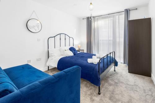 a bedroom with a blue bed and a blue couch at Luxury 2Bed Spacious Apartment- City Centre- Free Parking in Birmingham